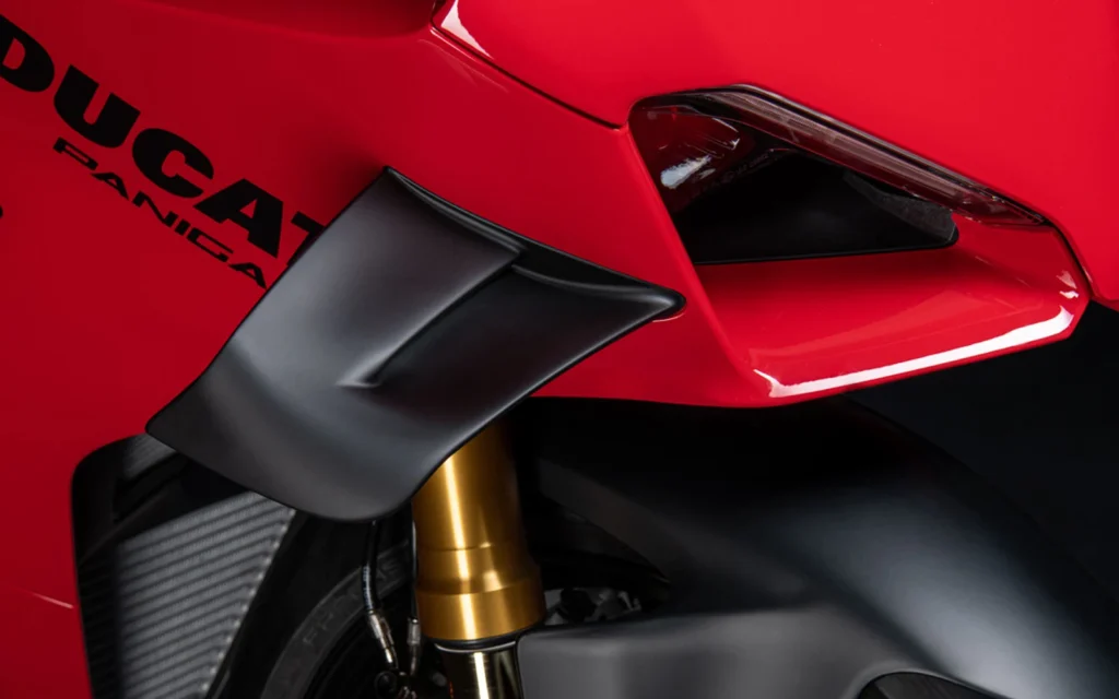 Panigale-MY22-Aerodinamica-01-Hero-Short-1600x1000.jpg